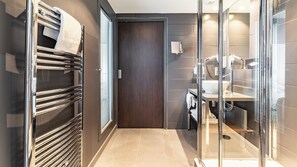 Camera Standard, 1 letto queen (Bath/Shower Combo) | Bagno | Set di cortesia gratuito, asciugacapelli, asciugamani, sapone