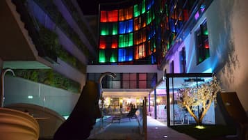 Een buitenzwembad en ligstoelen