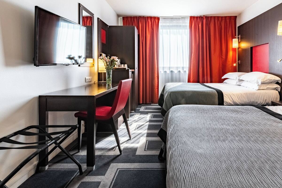 Kamar Standar, 2 Tempat Tidur Double, pemandangan kota | Minibar, brankas, meja kerja, dan ruang kerja ramah laptop