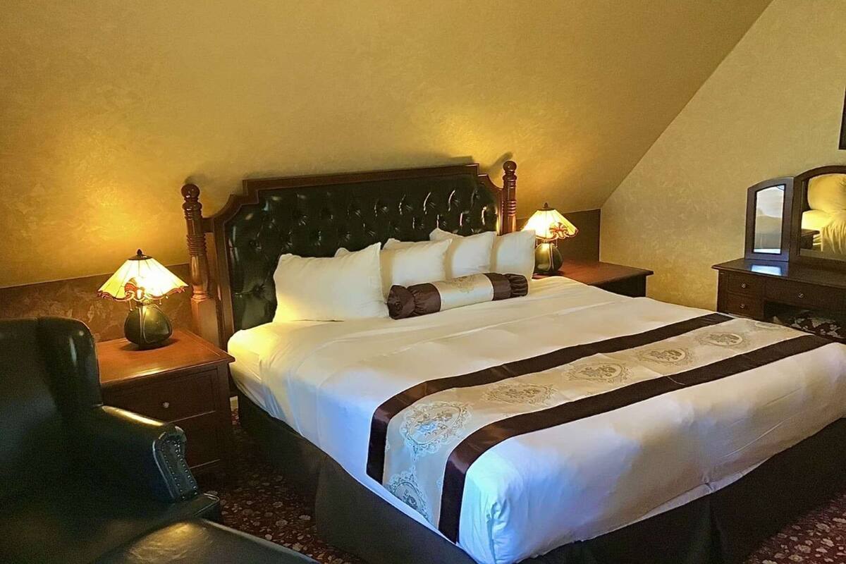 Phòng Suite Grand, 1 giường cỡ king, không hút thuốc | Bàn, bàn ủi/dụng cụ ủi quần áo, bộ trải giường 