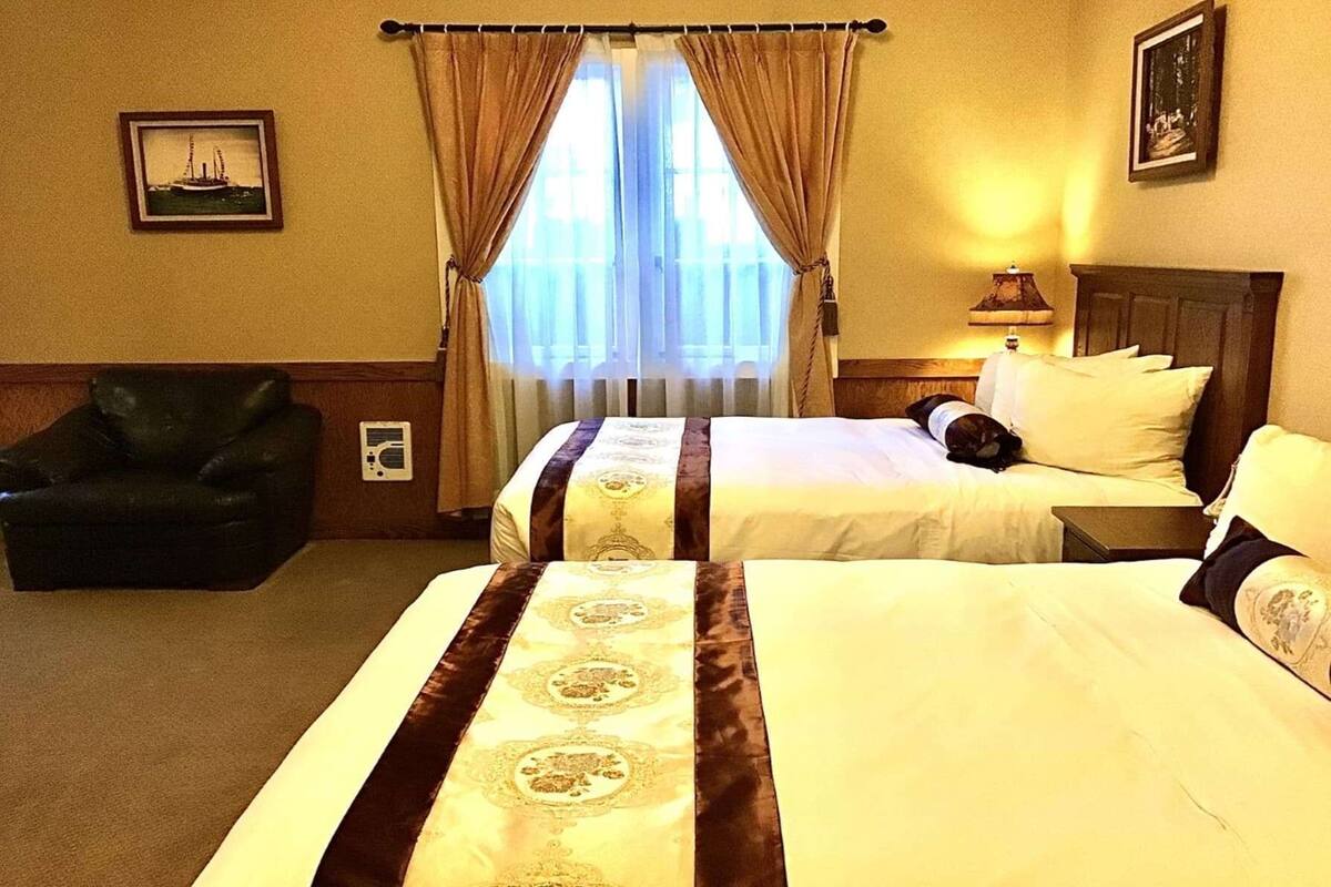 Phòng Deluxe, 2 giường cỡ queen, phù hợp cho người khuyết tật, không hút thuốc (Mobility) | Bàn, bàn ủi/dụng cụ ủi quần áo, bộ trải giường 
