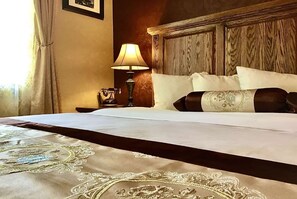 Escritorio, tabla de planchar con plancha, ropa de cama