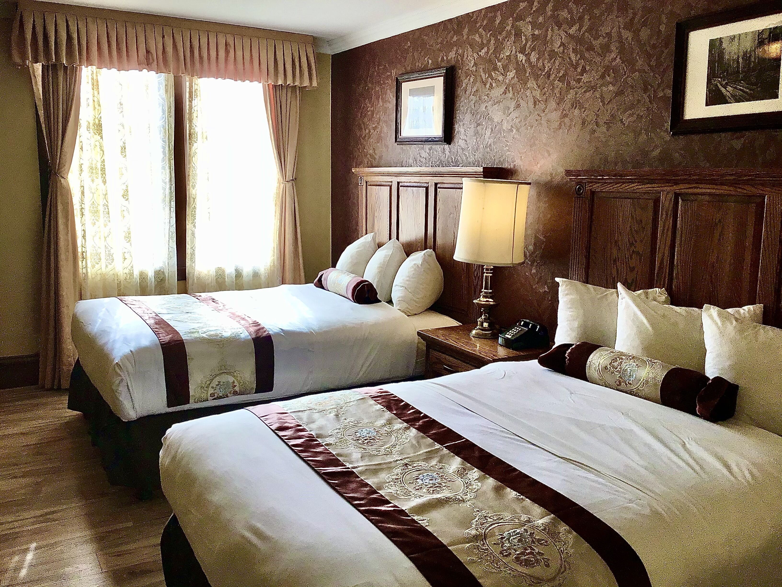 Escritorio, tabla de planchar con plancha y ropa de cama 