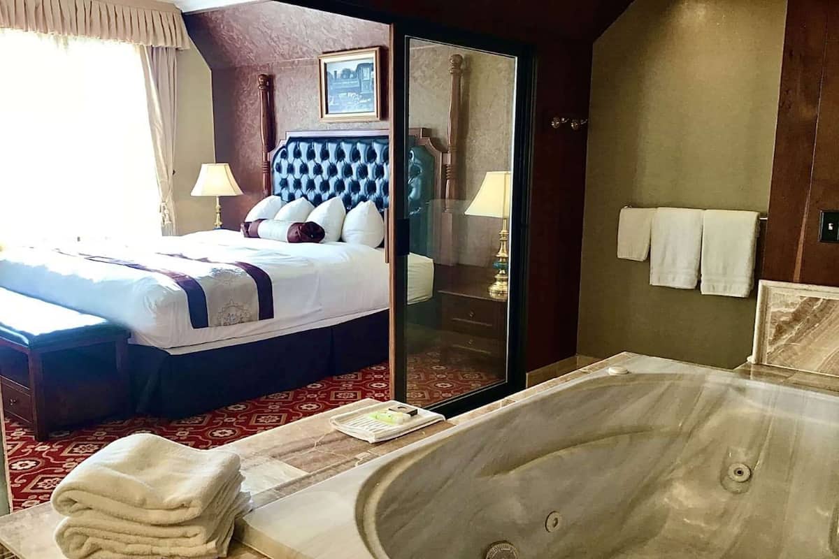 Phòng Suite trăng mật, 1 giường cỡ king, không hút thuốc | Bàn, bàn ủi/dụng cụ ủi quần áo, bộ trải giường 