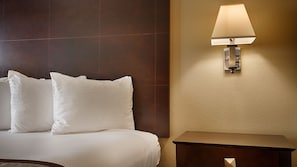 Lit avec matelas Ă plateau-coussin, fer et planche Ă repasser