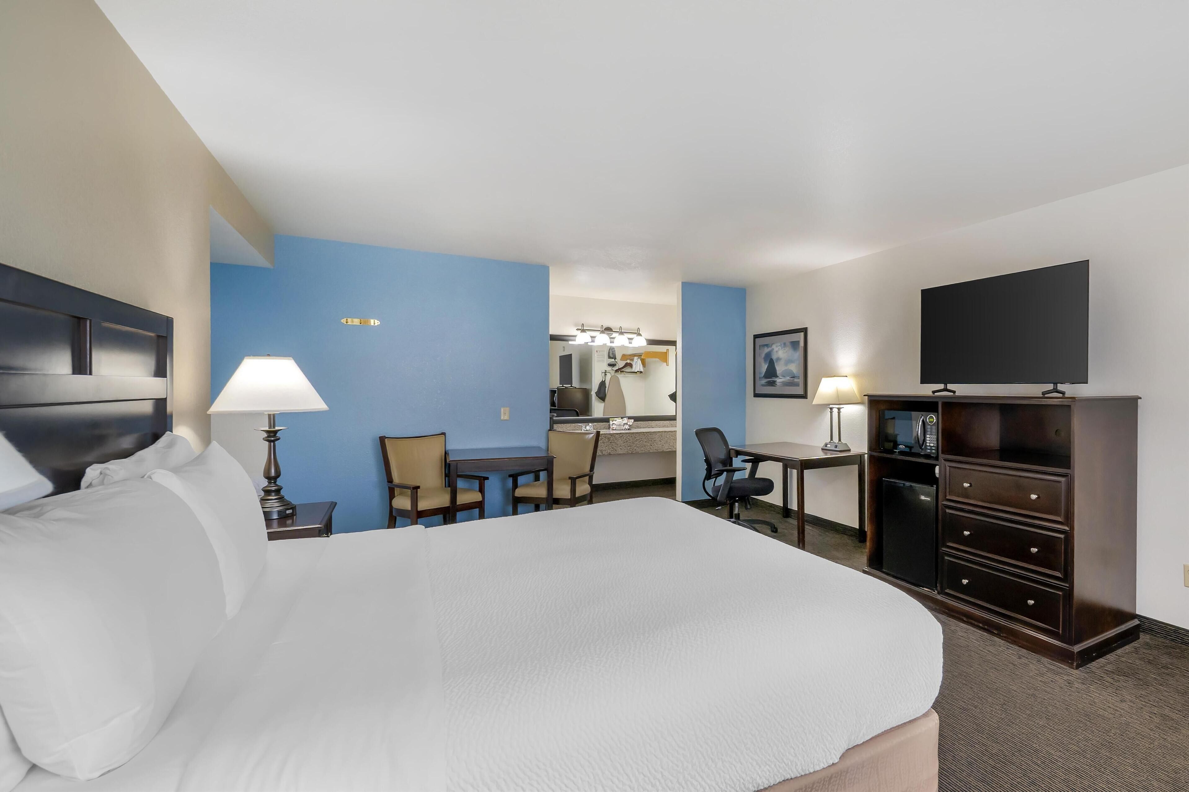 standard room, 1 king bed, non smoking, jetted tub | pillow-top beds, iron/ironing board, rollaway beds, wifi