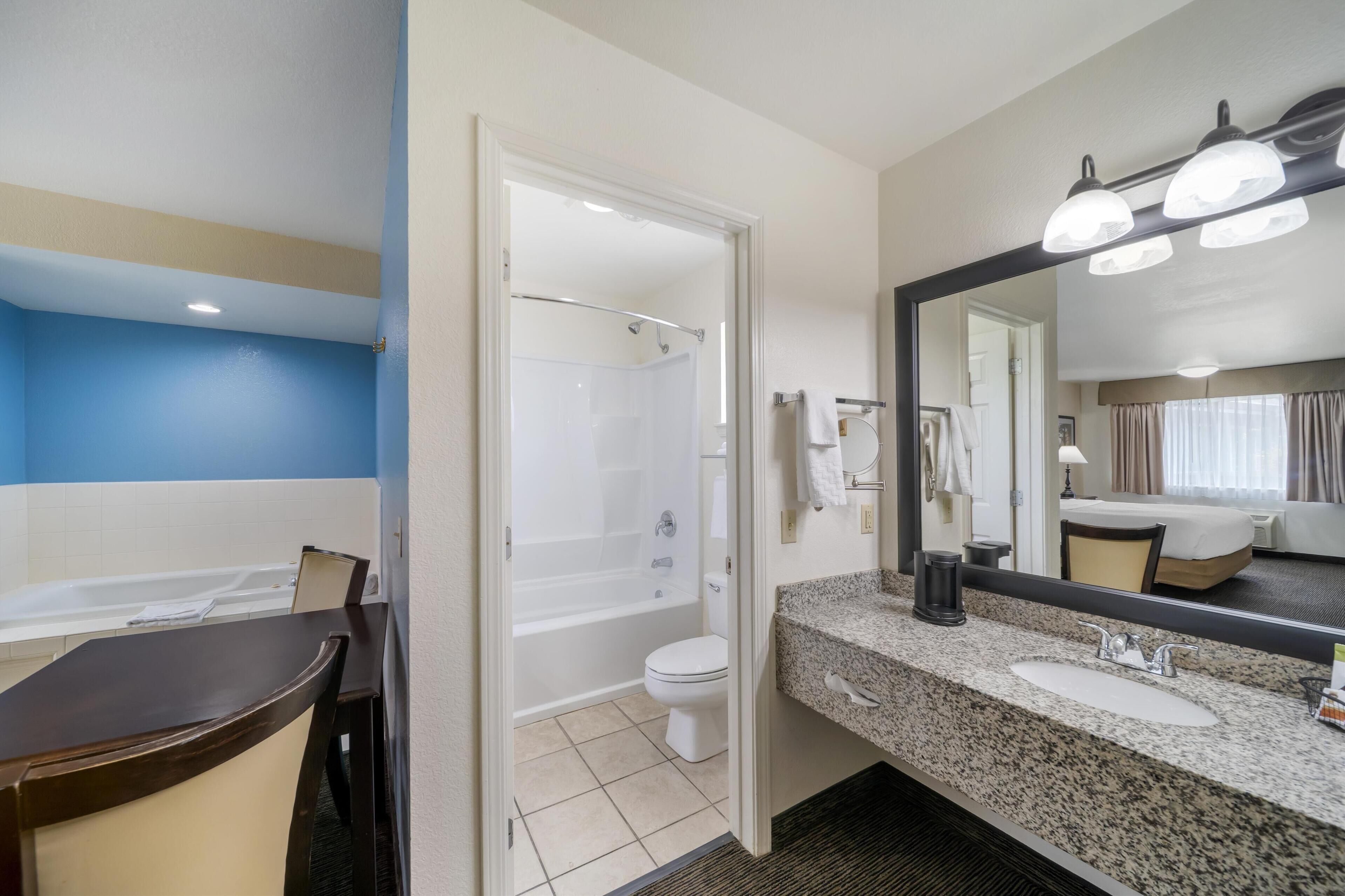 standard room, 1 king bed, non smoking, jetted tub | bathroom | combined shower/bathtub, free toiletries, hair dryer, towels