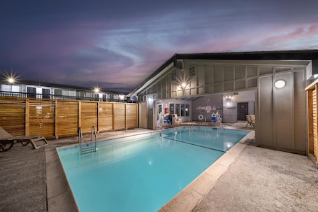 Una piscina techada, una piscina al aire libre