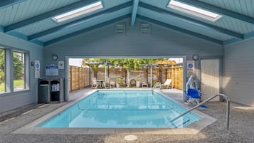 Una piscina techada, una piscina al aire libre