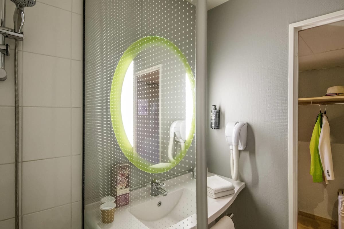 premium bedding, in-room safe, desk, soundproofing