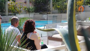 Bar en bord de piscine
