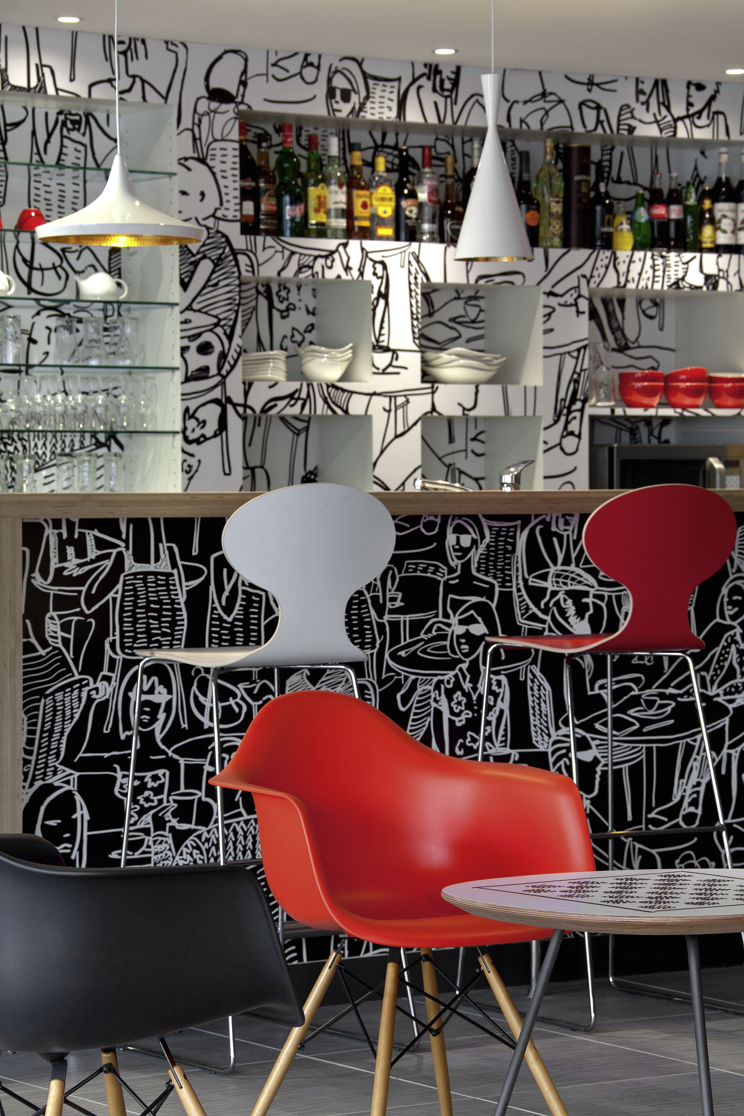 serves breakfast, lunch and dinner