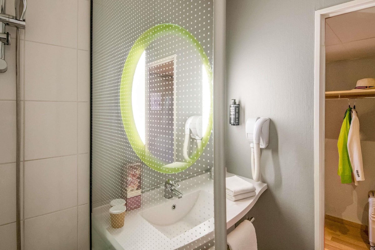 Ylelliset vuodevaatteet, tallelokero huoneessa, työpöytä, äänieristys