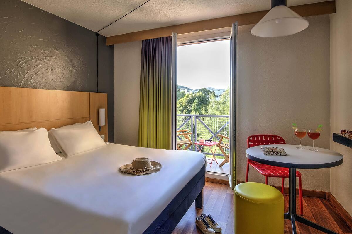 standard double room, 1 double bed | premium bedding, in-room safe, desk, soundproofing