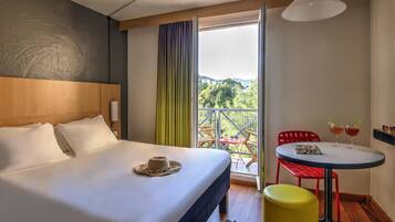 Habitación estándar doble, 1 cama doble | Ropa de cama de alta calidad, caja fuerte, escritorio