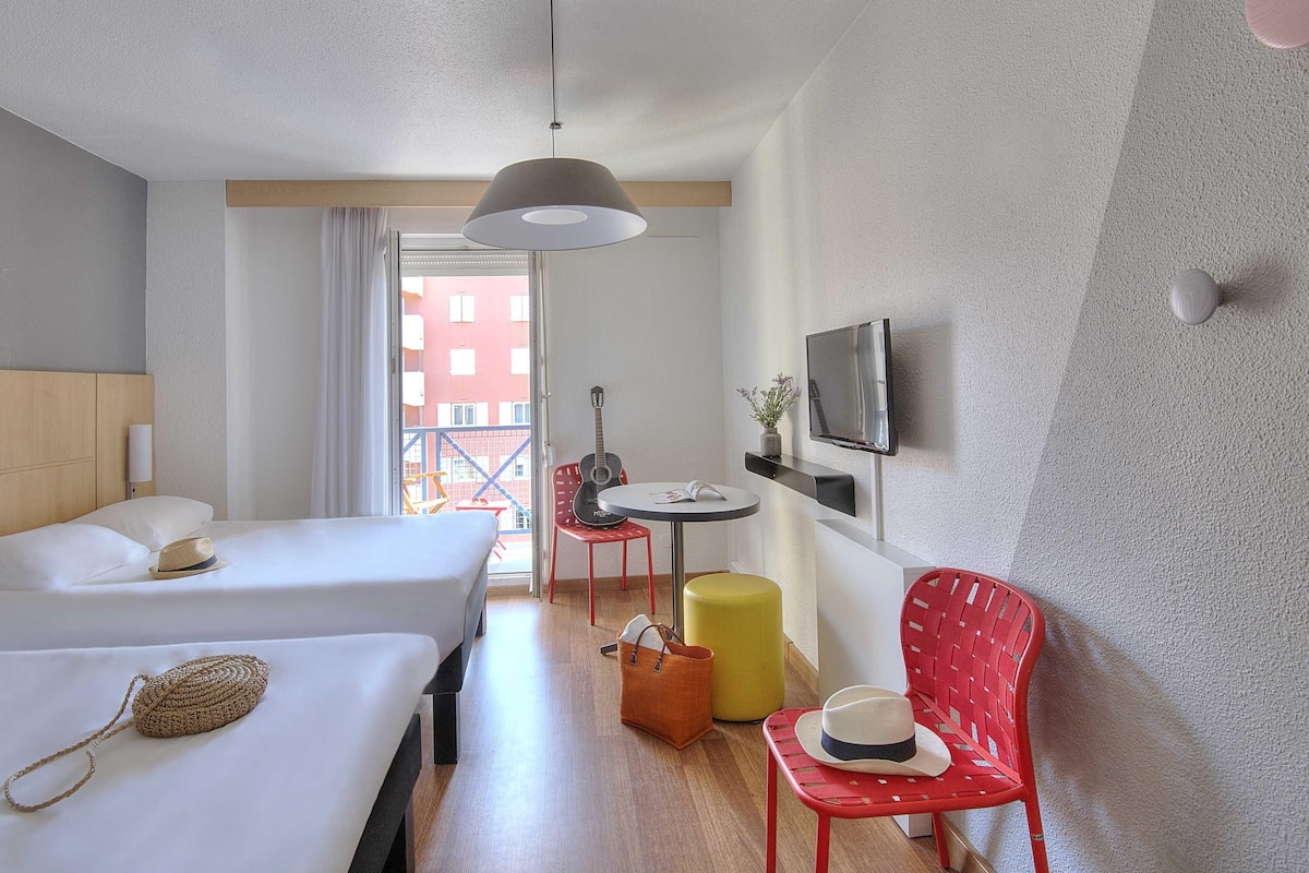 Habitación estándar doble, 2 camas dobles | Ropa de cama de alta calidad, caja fuerte, escritorio