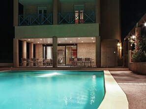 Seasonal outdoor pool, open 10:00 AM to 8:00 PM, pool loungers - ibis Hyères Centre (Hyères)