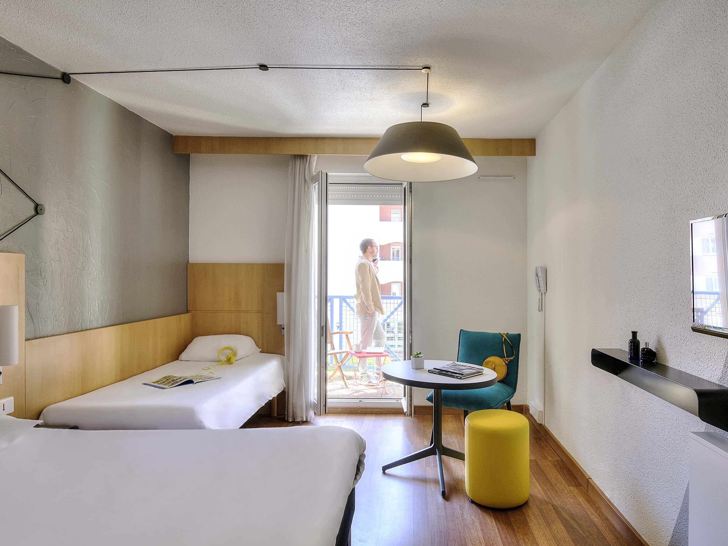 Ropa de cama de alta calidad y caja de seguridad en la habitación 