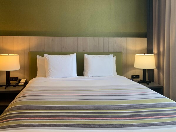 مكتب ومك واة/لوح كي وواي فاي مجانًا وملاءات أسرّة