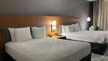 Suite, 2 Katil Ratu (Queen), Non Smoking (Upgrade) | Meja, seterika/papan seterika, Wi-fi percuma, cadar katil