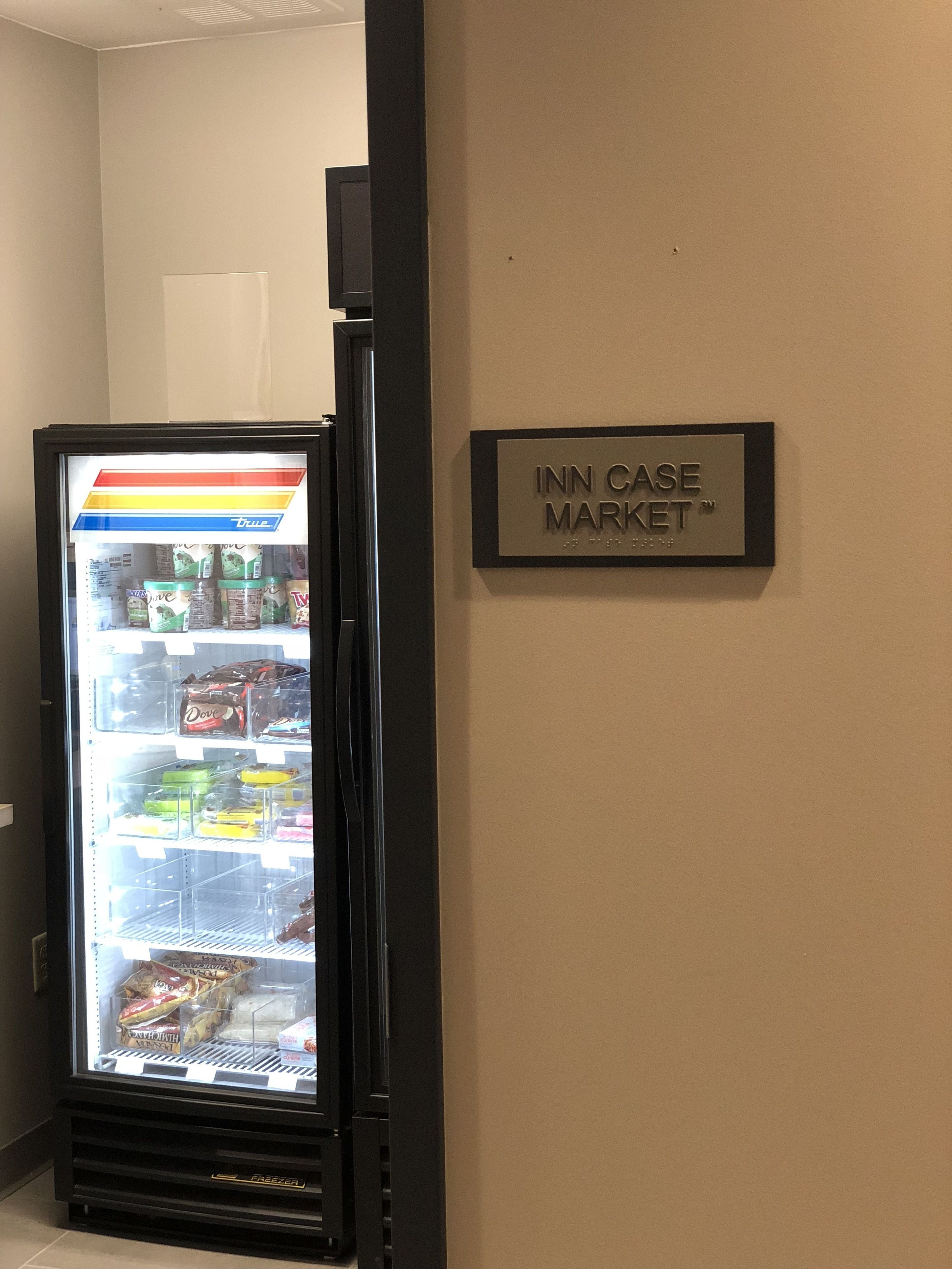 Een automaat met daarboven een bord waarop staat 'INN CASE MARKET'.