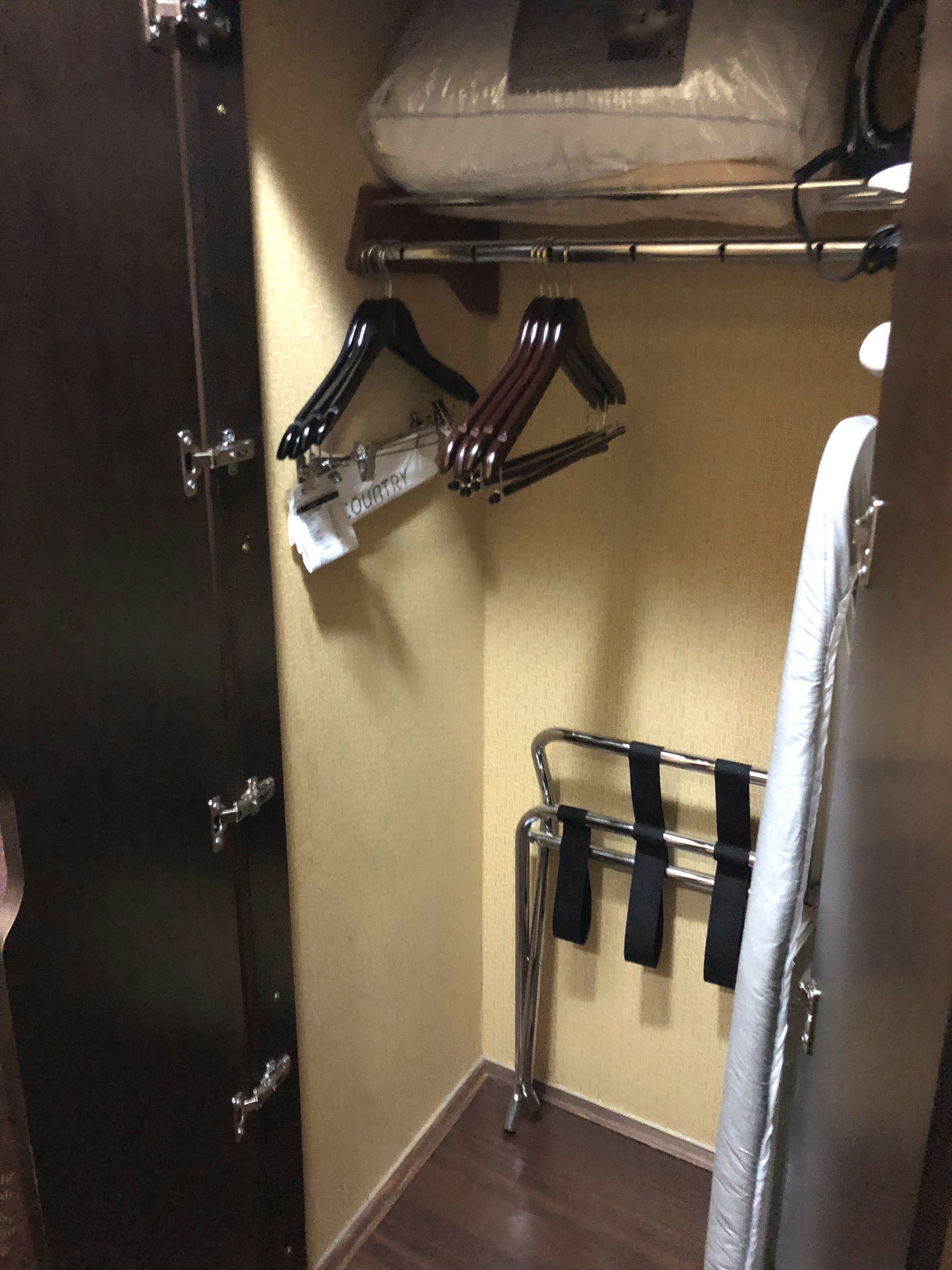 room, 1 king bed, non smoking | desk, iron/ironing board, free wifi, bed sheets