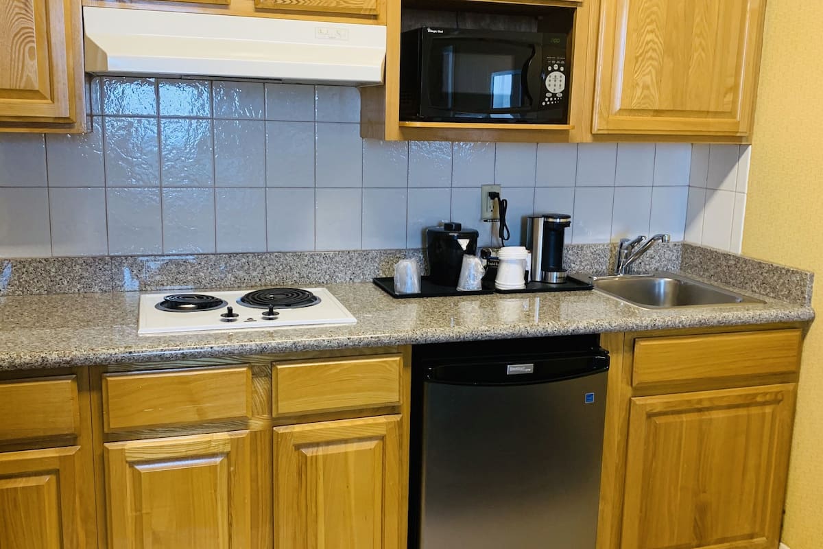 fridge, microwave, coffee/tea maker