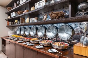 Desayuno completo diario (USD 16 por persona)