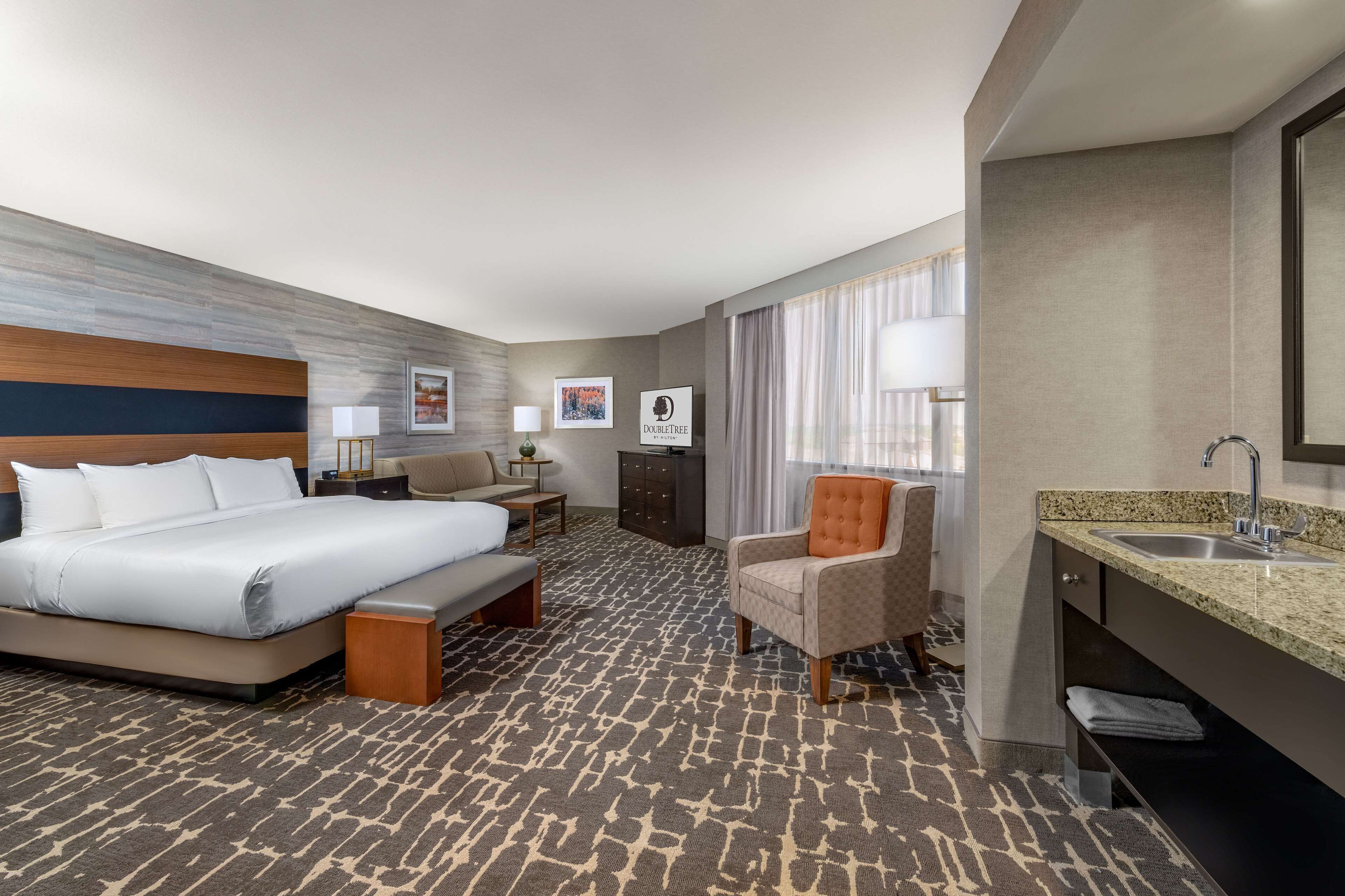 Premium bedding, in-room safe, desk, iron/ironing board