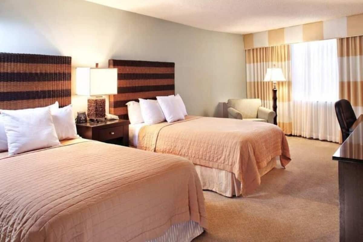 Ropa de cama de alta calidad y caja de seguridad en la habitación