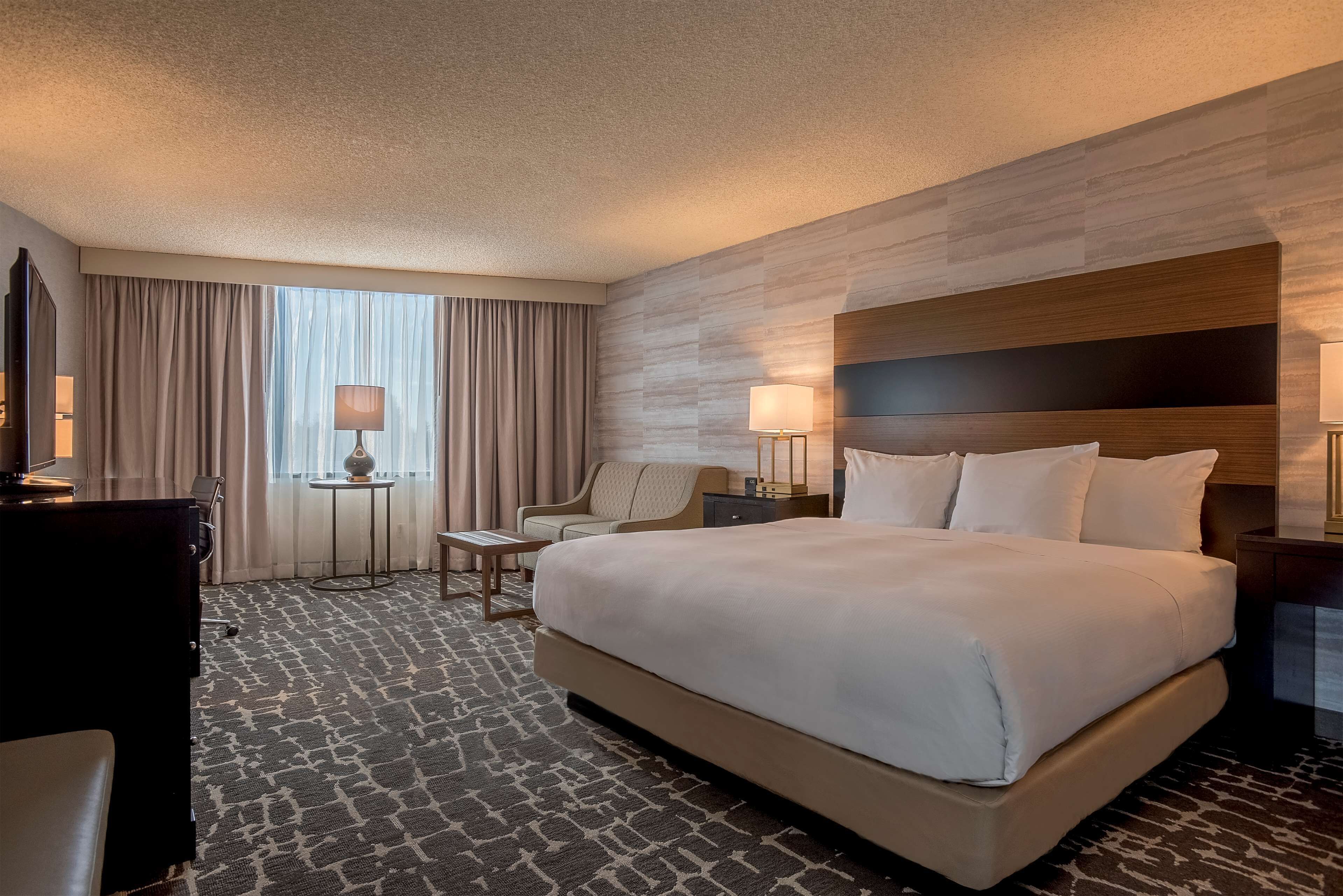 Standard Room, 1 King Bed | Premium bedding, in-room safe, desk, iron/ironing board