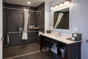 Rom, 1 queensize-seng, rullestolvennlig dusj | Bad | Kombinert dusj/badekar, miljøvennlige toalettsaker, hårføner og håndklær