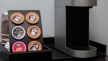Une machine à café Keurig dotée d’un compartiment pour les dosettes de café, contenant différentes sortes de dosettes.