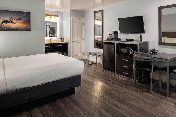 Room, 1 King Bed | Premium bedding, desk, iron/ironing board, WiFi (free)