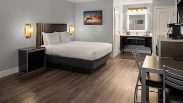 Room, 1 King Bed | Premium bedding, desk, iron/ironing board, free WiFi