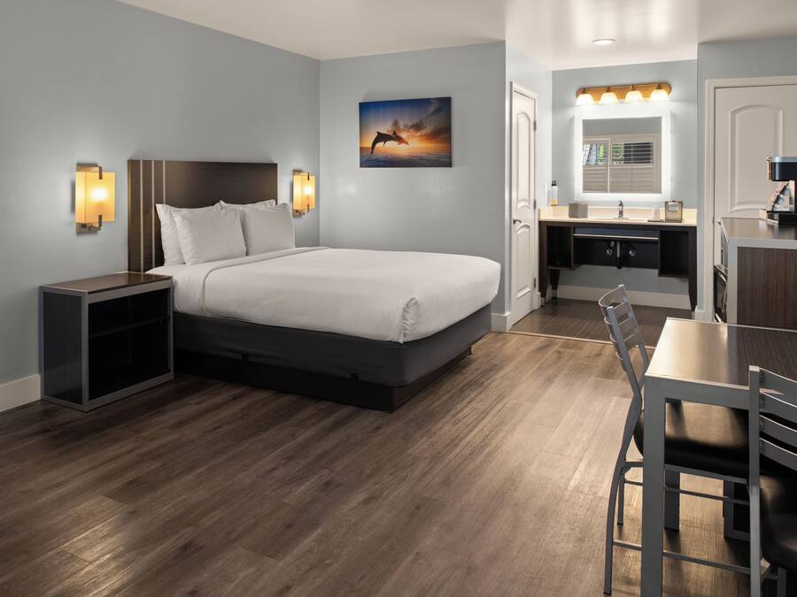 Room, 1 King Bed | Premium bedding, desk, iron/ironing board, free WiFi