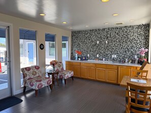 Lobby - Pacific Inn (Monterey)