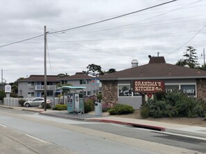 Restaurant - Pacific Inn (Monterey)