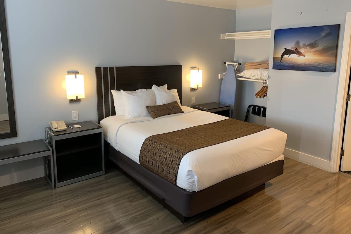 Deluxe Room, 1 Queen Bed, Accessible | Desk, iron/ironing board, free WiFi, bed sheets