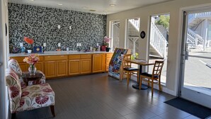 Una cocina moderna con armarios de madera, salpicadero azulejado y un comedor con mesa y sillas.
