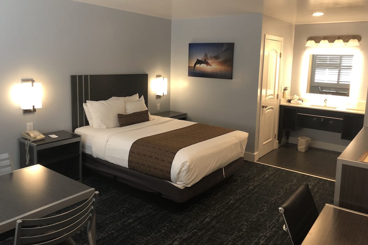 Deluxe Room, 1 Queen Bed | Desk, iron/ironing board, free WiFi, bed sheets