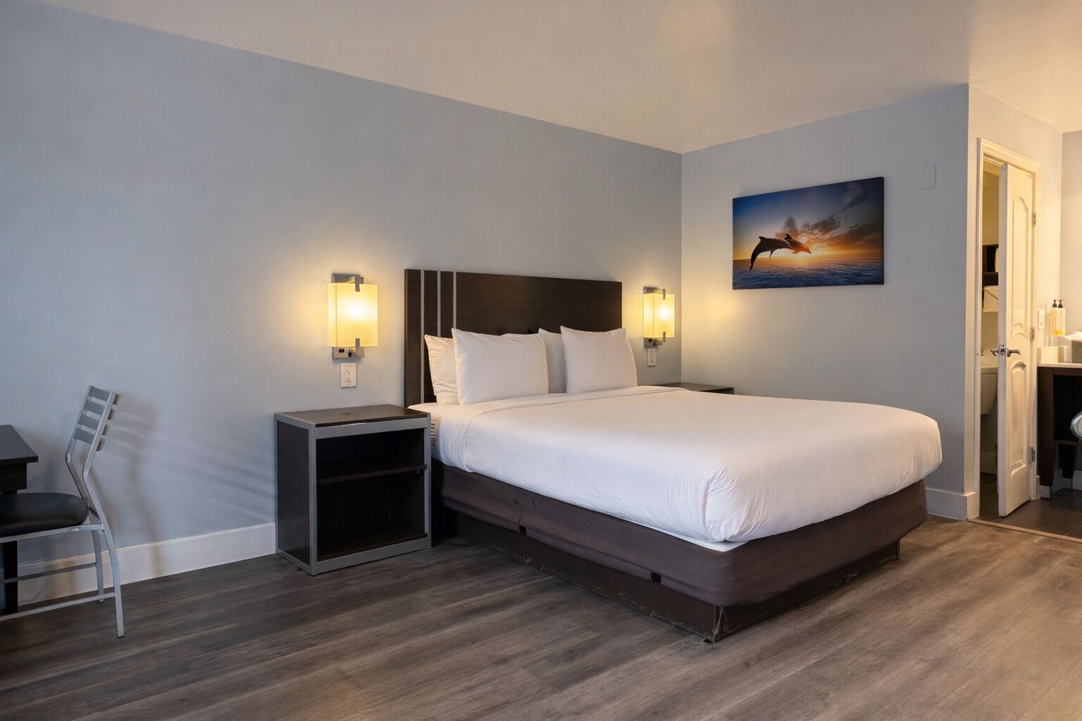 Chambre, 1 grand lit | Literie de qualité supérieure, bureau, fer et planche à repasser