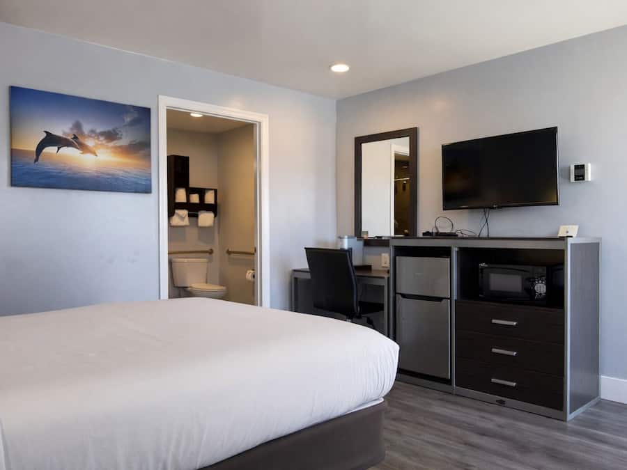 Room, 1 Queen Bed, Roll-in Shower | Premium bedding, desk, iron/ironing board, free WiFi