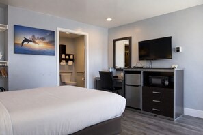 Room, 1 Queen Bed, Roll-in Shower | Premium bedding, desk, iron/ironing board, free WiFi - Pacific Inn (Monterey)