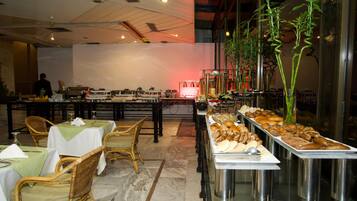 Frokostbuffé hver dag (EGP 700 per person)