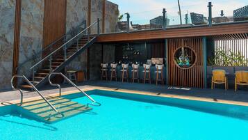 Una piscina al aire libre (de 09:00 a 17:00), sombrillas, tumbonas