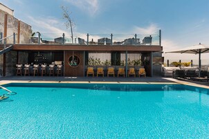 Una piscina al aire libre (de 09:00 a 17:00), sombrillas, tumbonas