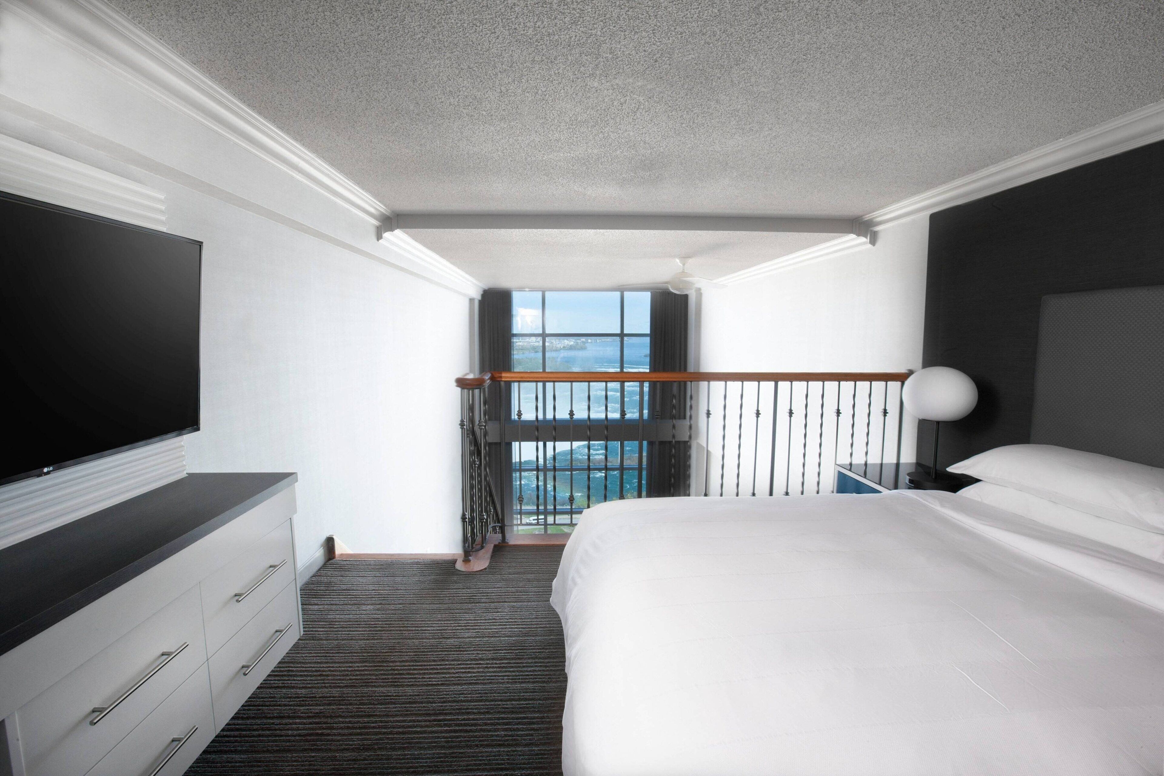 Matalassos amb encoixinament addicional, escriptori i cortines opaques 