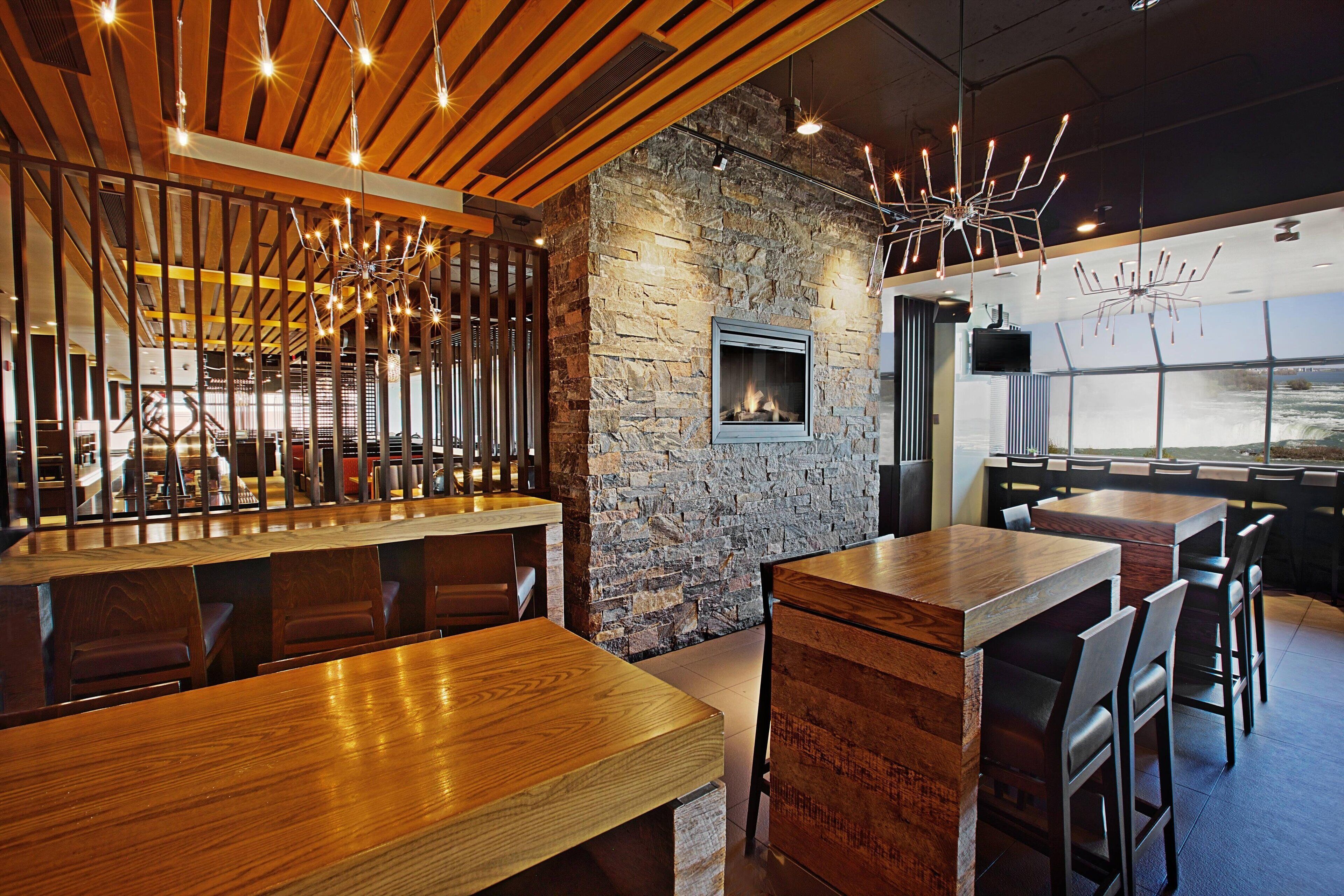 ランチ、ディナーに営業 (多国籍料理)