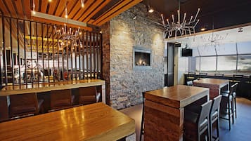 Lunch and dinner served, international cuisine